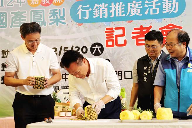 嘉义县长翁章梁在眾人鼓励下，也示范手工削皮技巧，展现不输专业人士的削皮功力。（吕妍庭摄）