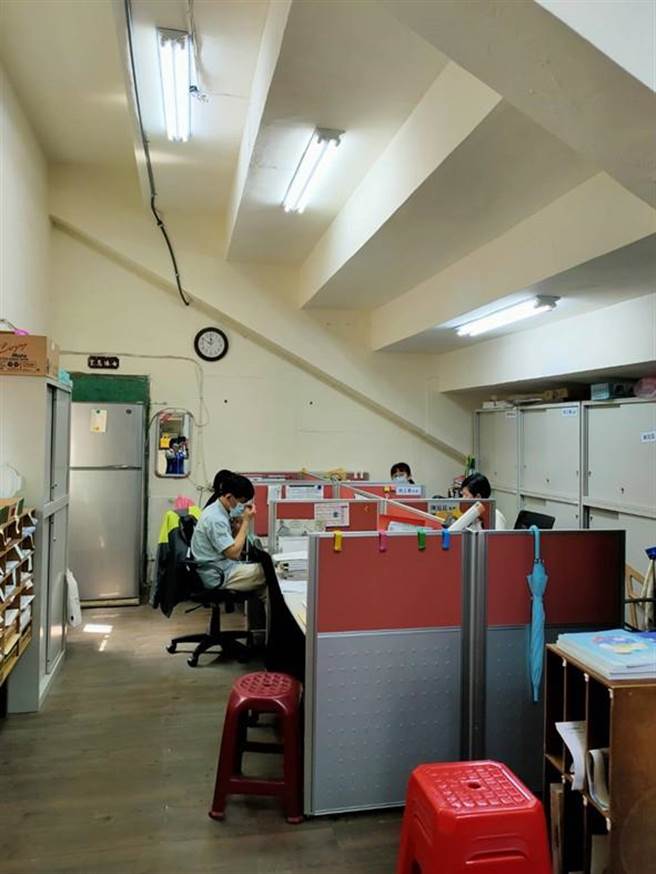 桃园内坜国中校舍不足，教职员被迫挤在活动中心看台下办公。（叶明月提供／蔡依珍桃园传真）