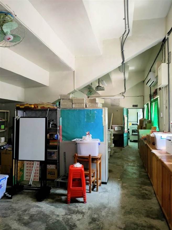 桃园内坜国中校舍不足，教职员被迫挤在活动中心看台下办公。（叶明月提供／蔡依珍桃园传真）