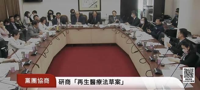 今天下午展开第三次政党协商，最终，立法院长游锡堃宣布，《再生医疗法》及《再生医疗试剂条例》，部分条文保留送院会处理，其余照审查会审查结果通过。（摘自立法院直播）