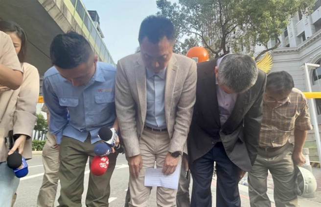 兴富发发言人廖昭雄（左二）、承揽塔吊工程的宇球公司特助邓兆廷（左一）跟齐裕营造总经理范华军（右二）90度鞠躬向大眾道歉。（张亦惠摄）