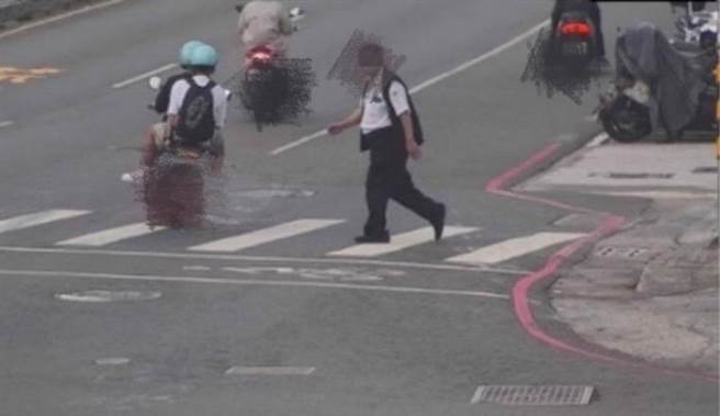 车辆右转未停让行人案例。（翻摄照片／高雄洪靖宜传真）