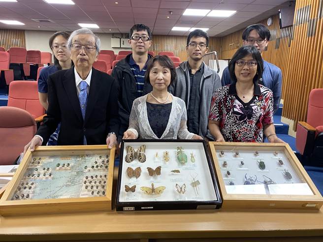 日本昆虫系退休教授八田耕吉（前左1）自学生时代开始，就喜欢来台採集昆虫作标本，歷年来捐赠逾2万件的昆虫标本，存放在中兴大学昆虫系。（张妍溱摄）