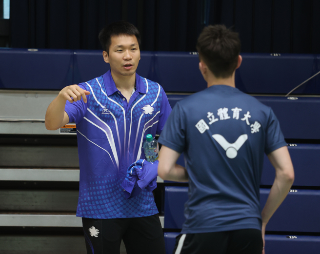 李洋（左）是国立体育大学副教授，112年全大运担任羽球队教练。（中原大学提供）