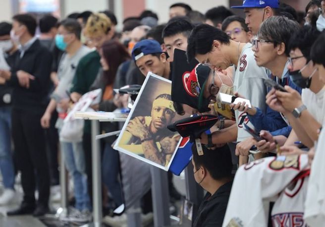 台灣球迷在松山機場迎接艾佛森。（中央社）