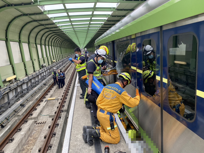 罹难静宜助理教授卡中捷车厢底 抢救画面曝光。（台中市消防局提供）