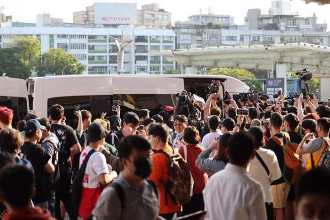 台灣球迷和媒體迎接艾佛森。（中央社）
