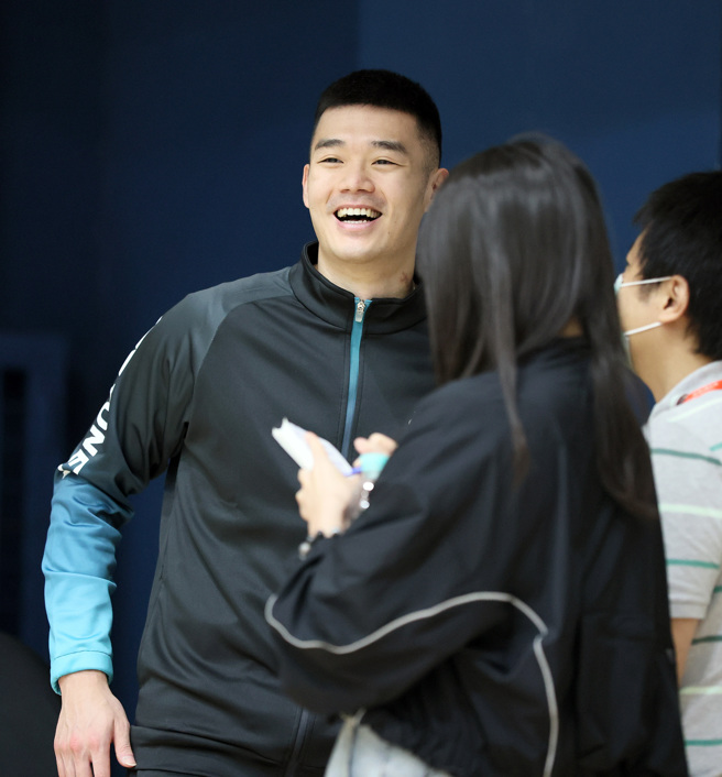 王齐麟（左）现身112全大运羽球赛事现场。（中原大学提供）