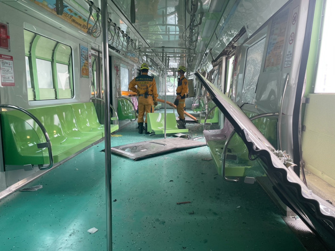 中捷撞击掉落的吊臂后，车厢内一片狼藉。（台中市消防局提供）