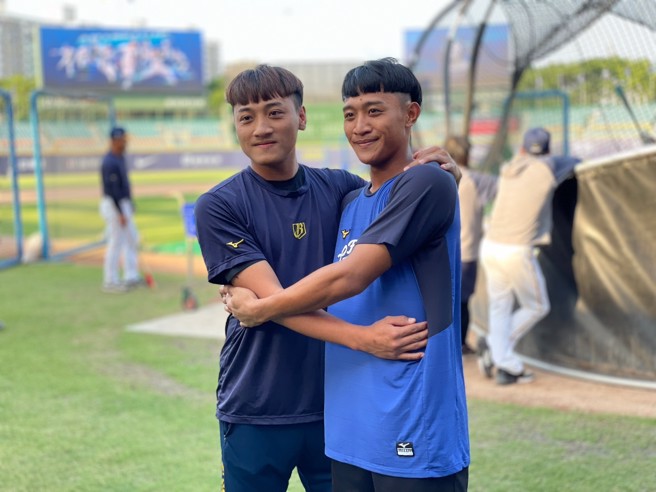 中信兄弟吴俊伟（左）、富邦悍将池恩齐兄弟檔赛前相见欢。（毛琬婷摄）