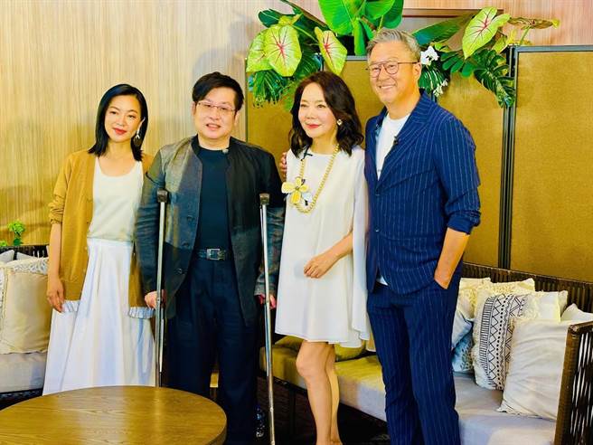 郑智化（左二）日前受邀登上《声生不息·宝岛季》，与阿雅（左起）、辛晓琪和王伟忠开心畅聊。（翰森娱乐提供）