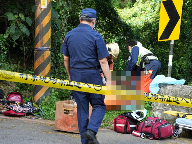芦洲警方10日下午获报，五股区水碓公园附近的山区有民眾疑似中枪落下山谷，警方获报后立即协同消防赶赴现场救援，但民眾被找到时已明显死亡，头部有枪击痕迹。(黄敬文摄)