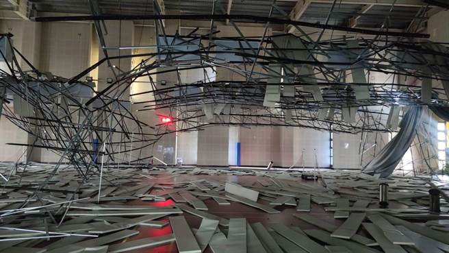 桃园市八德运动中心羽球场天花板去年仅因3级地震就大面积崩落压伤运动民眾。(蔡依珍摄)