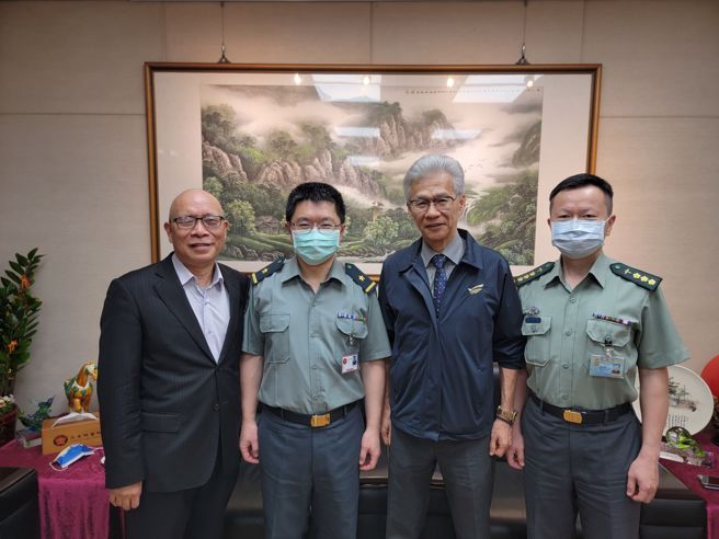 周庆明理事长与洪德仁监事会召集人更亲赴三军总医院，向受害医师表达本会慰问与关心，并与三军总医院院长及军医局同仁会面，为第一线医事人员加油打气。(戴志扬翻摄)