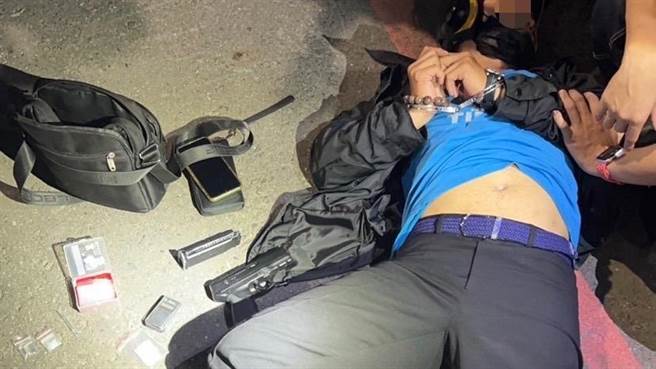 高雄冈山警方尾随郑姓通缉犯，从桥头追到冈山区，顺利逮捕。（翻摄照片／林瑞益高雄传真）