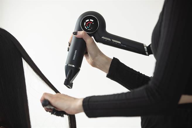 TESCOM第二款BLDC速乾修护离子吹风机，承袭沙龙品牌Nobby by TESCOM经典外型。（ TESCOM提供 ）