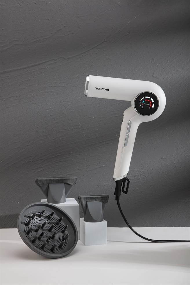 TESCOM BLDC沙龙级速乾修护离子吹风机，雪花白， 建议售价：6490元。（ TESCOM提供 ）