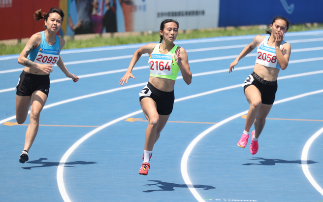 国体大张博雅（中）在112全大运公开女生组200公尺决赛，飙出23秒77摘金。（中原大学提供）