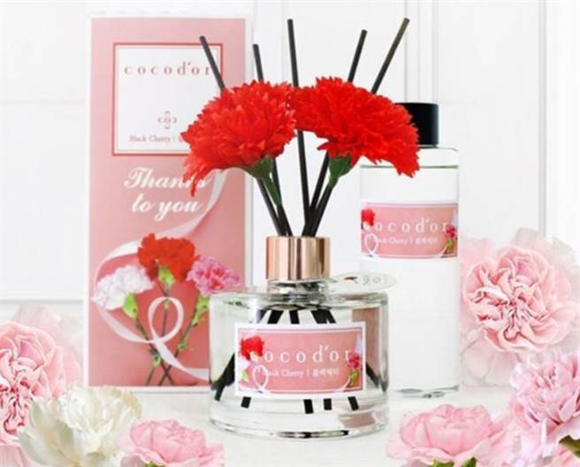 康乃馨限定版扩香瓶，原价600元，特价269元。（乐天提供）