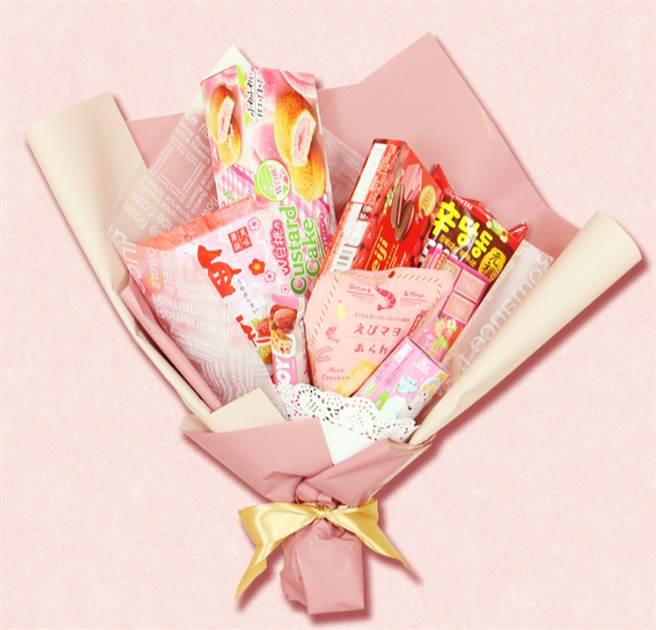 客制零食花束(豪华版)，原价1299元，特价1099元。（乐天提供）