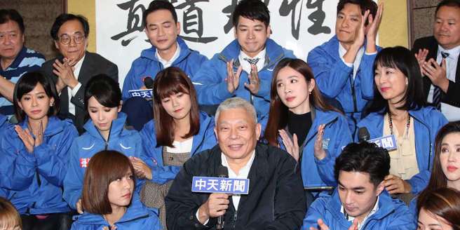 2020年中天新闻关台进入最后倒数时，旺旺集团董事长蔡衍明（中）在最后的时刻与新闻台的主播及记者齐坐真道理性标语前，陪伴中天新闻台渡过最后的时光。（中时资料照）