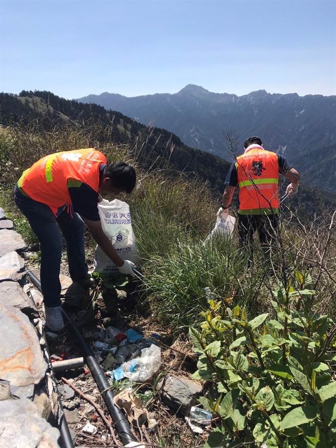 志工、学生、居民等500人誓师后，兵分17路前往合欢山、清境地区净山。（民眾提供／杨静茹南投传真）