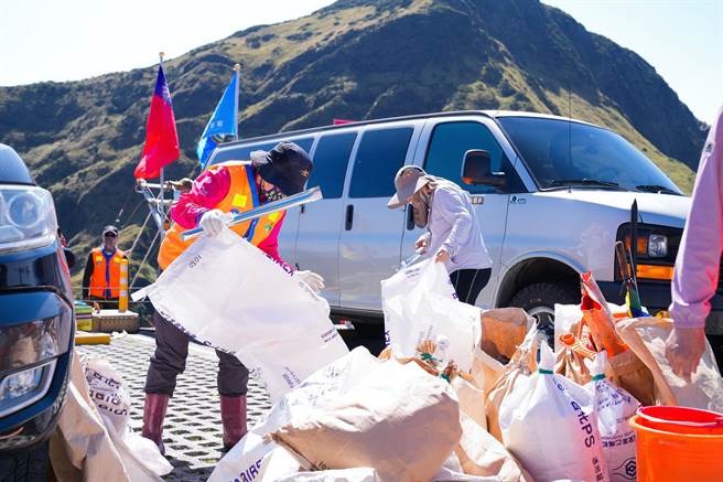 500人兵分17路净山，甚至以绳索垂降清垃圾，累计清出2000袋垃圾。（民眾提供／杨静茹南投传真）