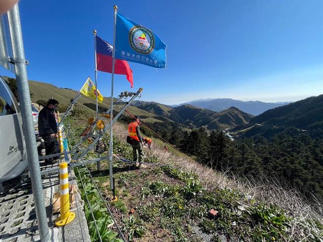 台湾承诺公益协会志工冒着生命危险，以绳索垂降至武岭下方悬崖山谷捡垃圾。（民眾提供／杨静茹南投传真）