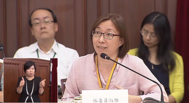 台中捷运今（10）日中午遭坠落的吊臂砸中车厢，造成1死8伤，死者为静宜大学林淑雅助理教授。(图／翻摄总统府原转会YT)