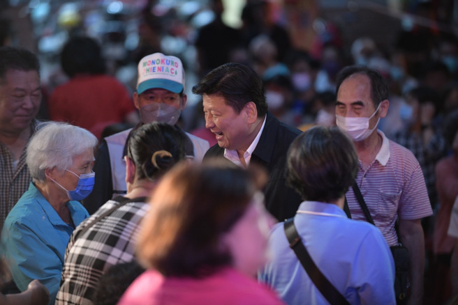 傅昆萁在座谈会与铭种互动，并聆听地方乡亲的建言。(戴志扬翻摄)