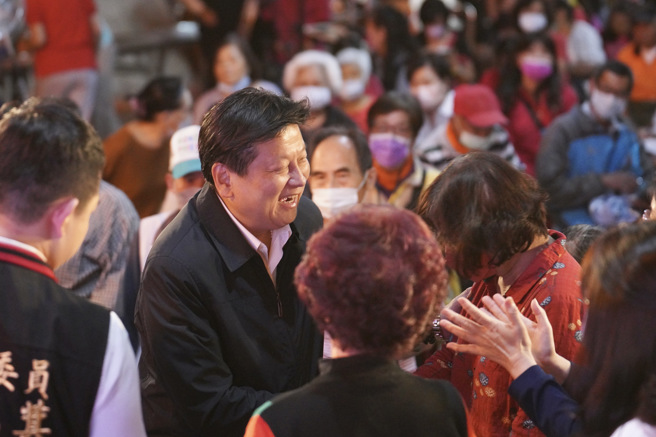 傅昆萁在座谈会与铭种互动，并聆听地方乡亲的建言。(戴志扬翻摄)