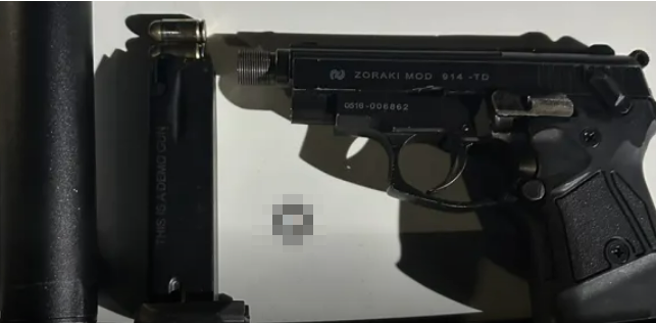 方事后在姚男的白色宾士车内找到改造枪枝，弹匣内有2颗子弹，事发当下的「运尸画面」也随之曝光。（翻摄照片）