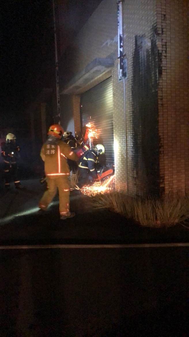 屏东海生馆10日晚间惊传火警，警消到场发现是为配电盘及发电机起火，燃烧面积约2坪，幸未造成人员伤亡，火势也在稍早扑灭。（屏东消防局提供／谢佳潾屏东传真）