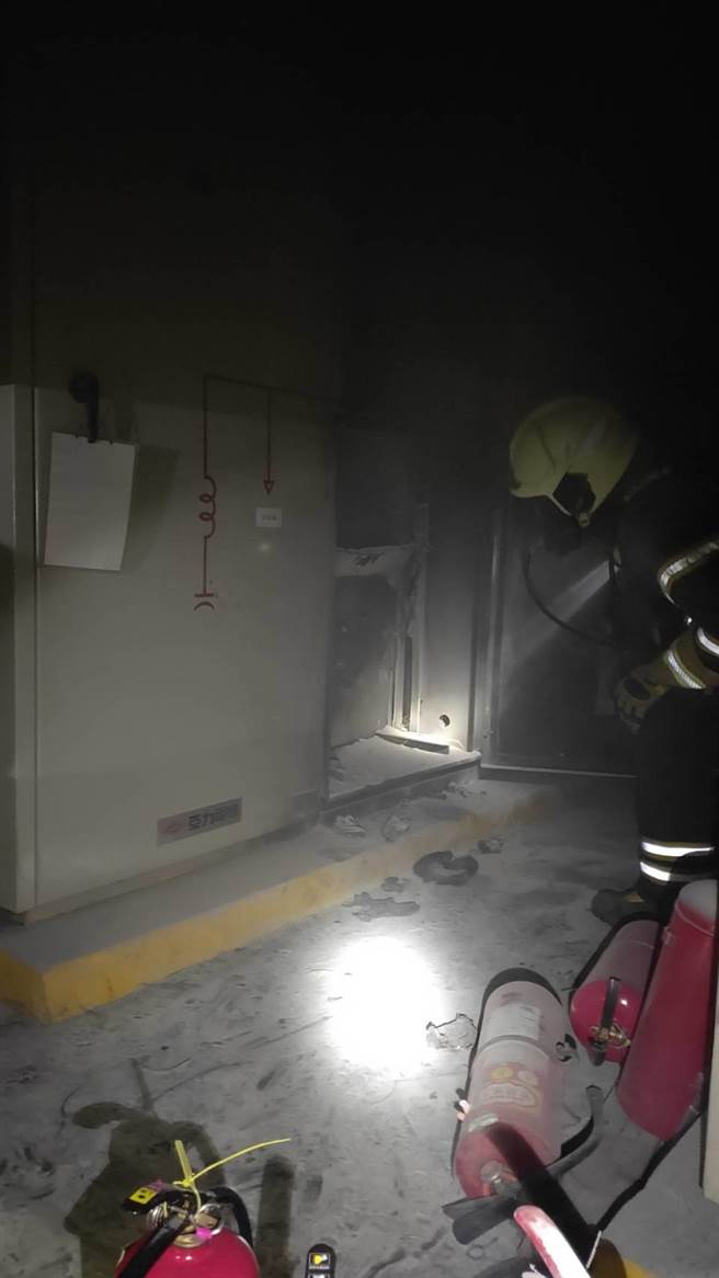 屏东海生馆10日晚间惊传火警，警消到场发现是为配电盘及发电机起火，燃烧面积约2坪，幸未造成人员伤亡，火势也在稍早扑灭。（屏东消防局提供／谢佳潾屏东传真）