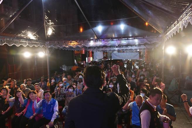 立委傅昆萁晚间在花莲市城煌庙举行地方基层座谈会，细数歷年来对花莲县建设成果与城市发展愿景。（立委傅昆萁办公室提供）