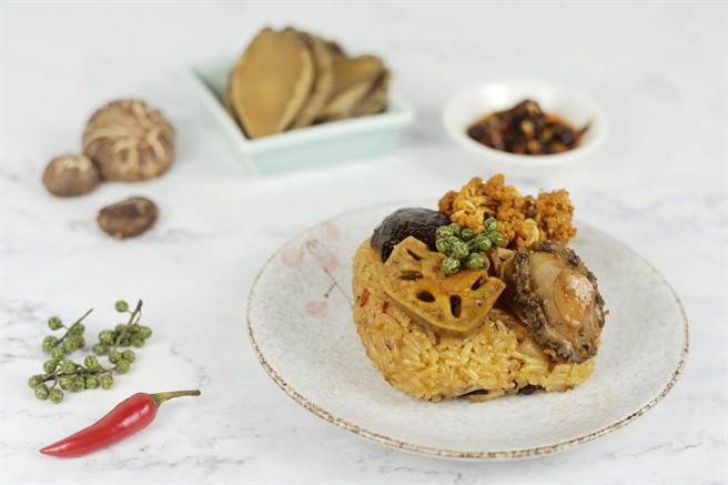 「川味乾锅鲍鱼粽」以「川味乾锅」为灵感打造，满足嗜辣者的喜好。（大地酒店提供）