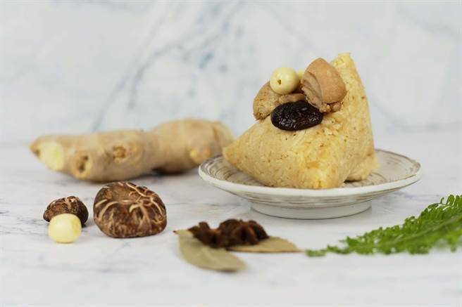 「奇岩麻油鸡酒粽」每颗米粒都能吃得到浓郁酒香，是招牌菜「麻油鸡酒饭」的完美延伸。(大地酒店提供)