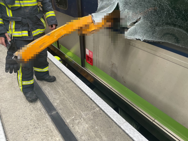 中捷車廂遭吊臂鐵柱刺穿車玻璃，造成玻璃碎成蜘蛛網，而鐵柱上依稀可見遭削下皮屑組織。（台中市消防局提供）