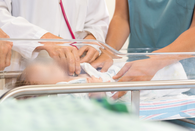 桃园某医院传护理师殴打加护病房孩，而动手的护理师却辩称「只是拍床垫」。(示意图／达志影像)