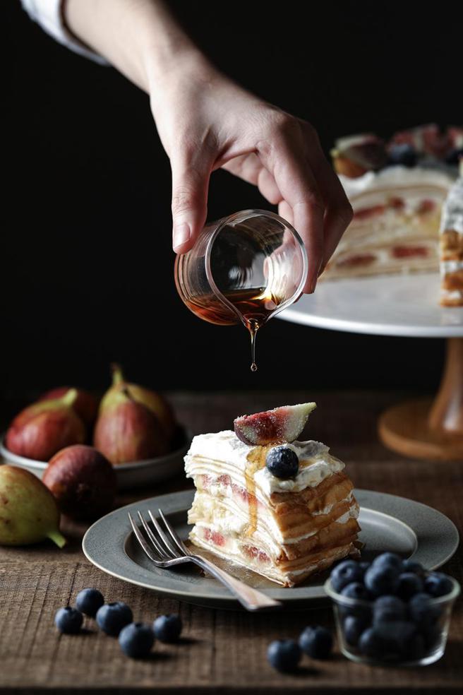 （开店当日才知晓甜点菜单的「小猪圆舞曲」，招牌无花果千层内含新鲜无花果、自熬青苹果果酱与香缇鲜奶油。图／诚品提供）