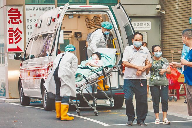 疾管署昨表示，若疫情沒有太大變化，預計5月31日起搭「救護車」和「照護機構」內，不再強制戴口罩。圖為救護車送患者就醫的畫面。（本報資料照片）