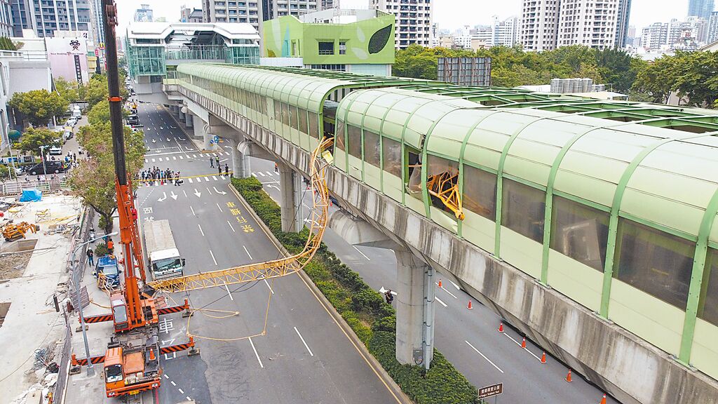 台中市南屯區一處建案昨發生吊車吊臂倒塌，直接砸進中捷軌道上，行駛中的捷運列車撞上吊臂，車廂嚴重毀損，鋼架甚至插穿車廂，場面嚇人。（中新社）