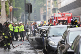 影》義大利米蘭鬧區轟天巨響！汽車「炸成火球」 禍因可能是它
