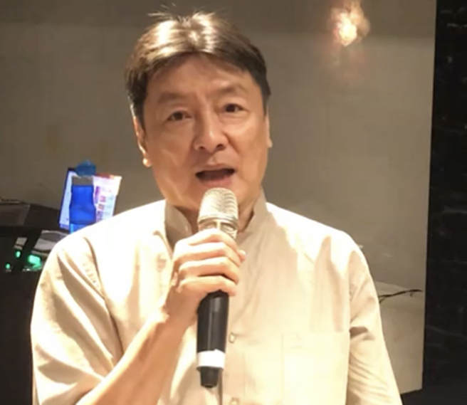 人称四海帮「刘德华」 ，前帮主「弟哥」张建英病逝。(读者提供)