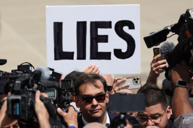 美议员桑托斯涉13项罪名被捕 偽造学经歷仍拒下台。(图/路透)