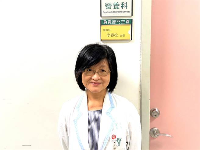 柳营奇美医院营养科主任李春松表示，民眾在选购水果时，凤梨是不错的选择，但食用量还是得依个人健康状况多加控制。（柳营奇美医院提供／张毓翎台南传真）