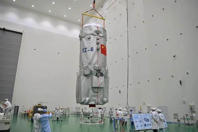 天舟六號貨運太空船與太空站組合體完成交會對接，運送「貨物」大不同。（中國航天科技集團）