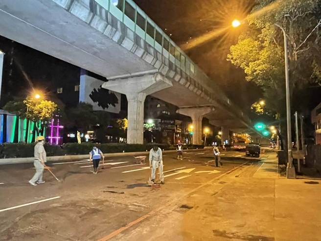 建商塔吊高楼坠落砸中捷酿1死10伤，中捷公司昨漏夜抢修，今天早上恢復全线通车。（市府提供／张亦惠台中传真）