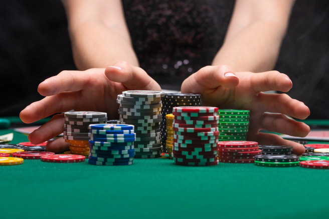 “The Dark Truth Behind a Beautiful Dealer’s Fainting at an Online Casino”