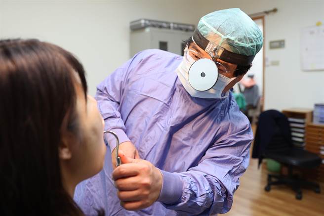 医师建议民眾若遇到鱼刺卡喉时，可先自我观察2至3天，若喉咙持续感到有异物感及疼痛时到医院检查，避免引起颈部感染。（花莲慈济医院提供／罗亦晽花莲传真）